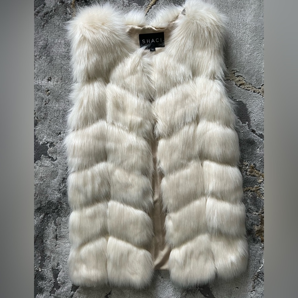 Faux fur vest with pockets. Size XS
